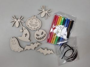 Halloween kleursetje van 8 hangers om zelf Halloween decoratie te maken