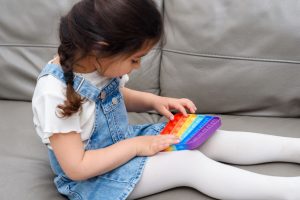 Friemel speelgoed voor prikkelgevoelige kinderen met ADHD of een vorm van autisme; Fidget toys en pop it