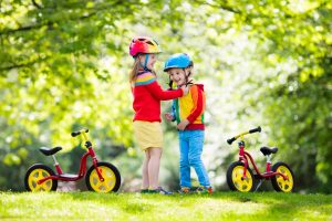 Loopfietsen voor kinderen: alles wat je moet weten. Perfect buitenspeelgoed voor peuters van 1, 2 3 jaar. Ook leuk voor kleuters van 4 jaar.